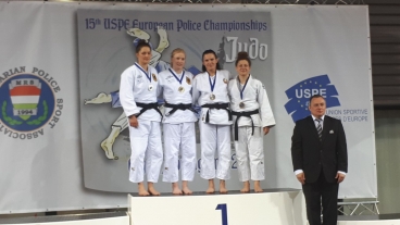 Jakubcová Adela prvá sprava na stupňoch víťazov